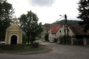 Kapelle gegenüber Nr. 36, hinten Nr. 37 - Laukhardt 2011