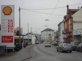 die ganze Straße mit Tankstelle im Vordergrund - 2012