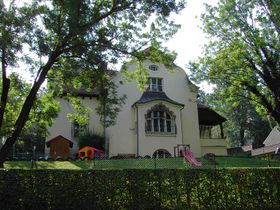 Die bedrängte Villa - Foto Resch 2012