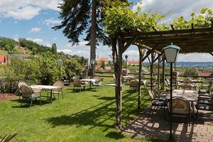 Gastgarten mit Blick auf St. Martin - 2018