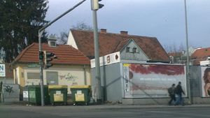 Haus hinter der Plakatwand - 2011